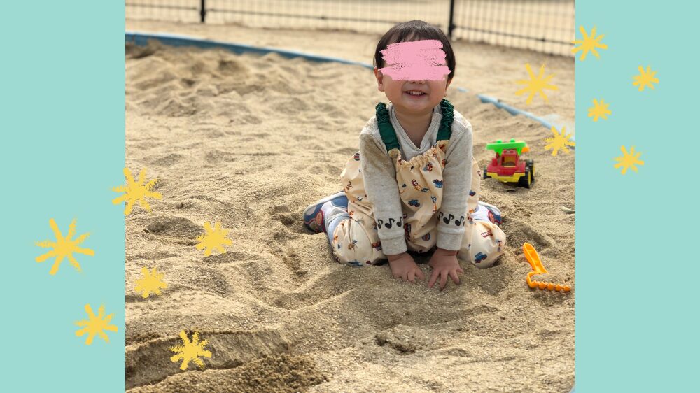 砂遊びをする子ども